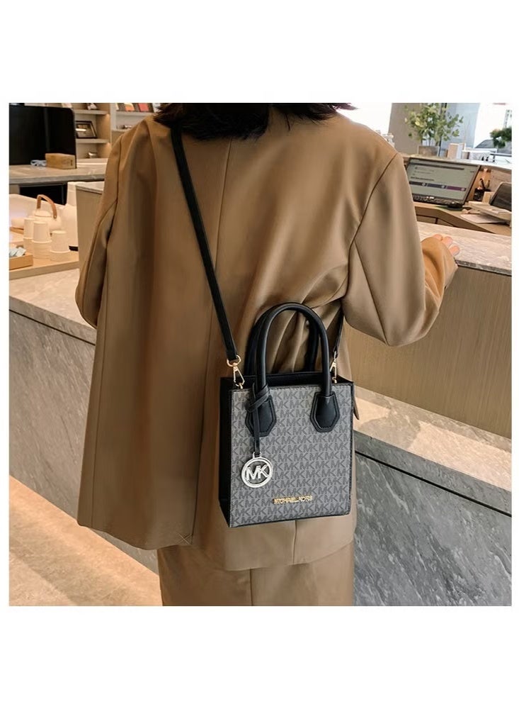 MK Fashionable And Simple Printed Shoulder Bag Handbag 18*8*20  - Image 3