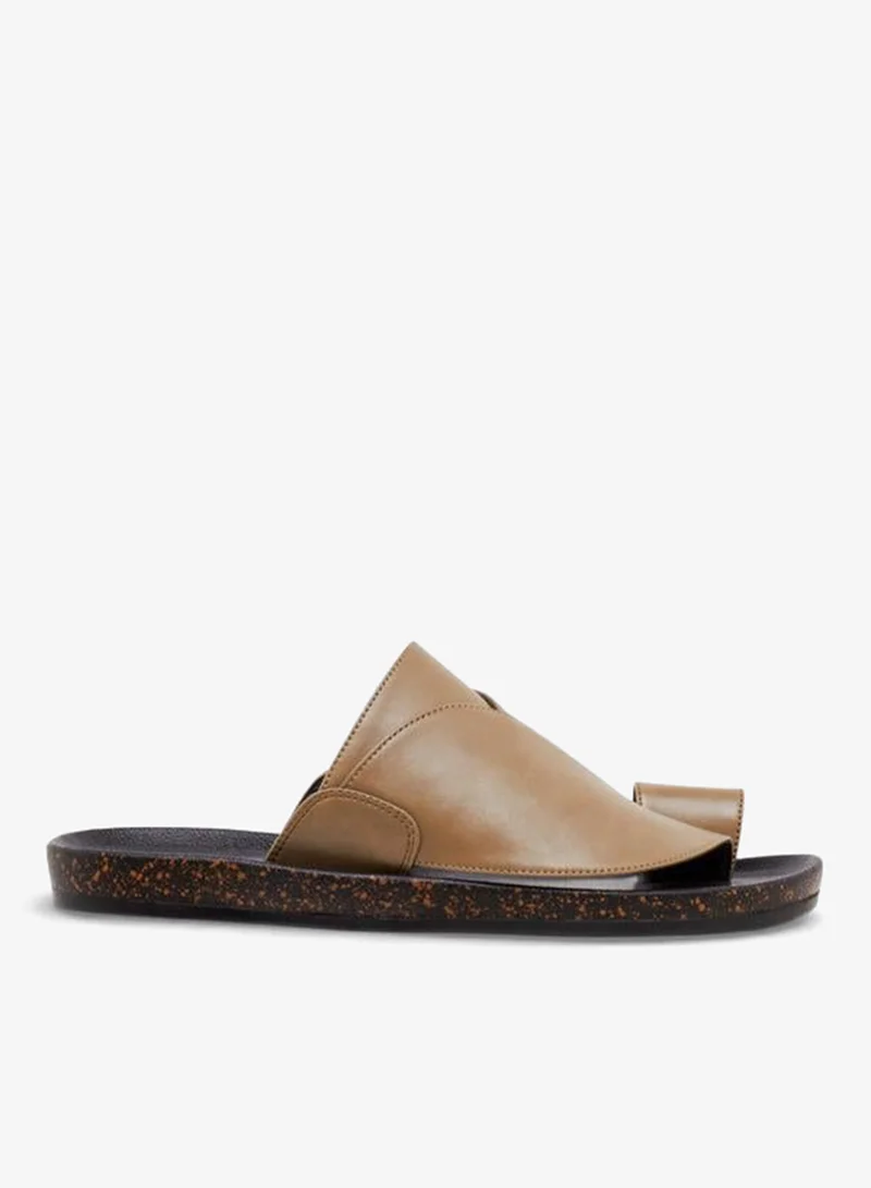 الواحة صنادل رجالية بتفاصيل حلقة إصبع من تشكيلة رمضان