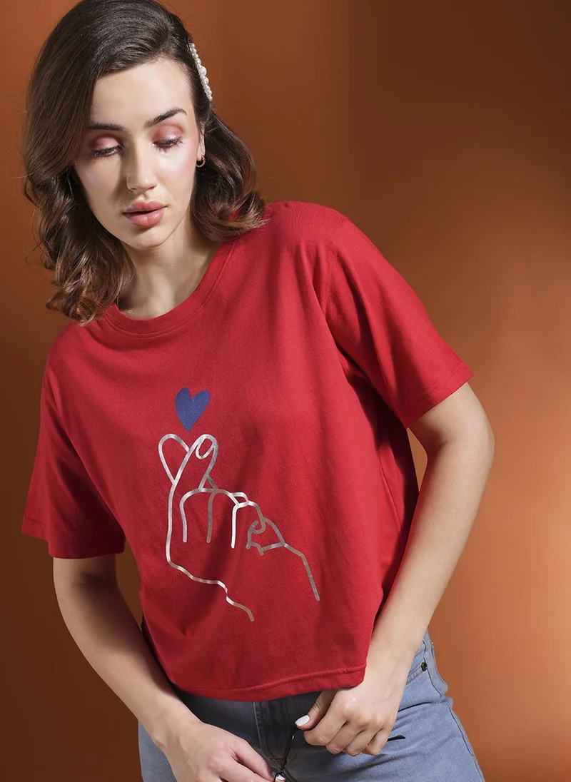 جلو باص تيشيرت قصير عصري كبير الحجم بطبعة جرافيك كوري بكتف ساقط للنساء