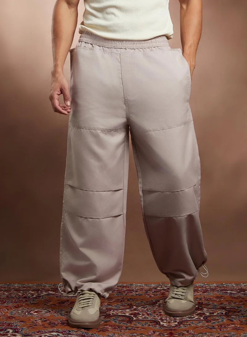 Campus Sutra Campus Sutra Men's Saltbox Beige Panelled Parachute Trousers For Casual Wear | Mid-Rise | Relaxed Fit | Elasticated Waist Closure | Cargo Pants Crafted With Comfort Fit For Everyday Wear