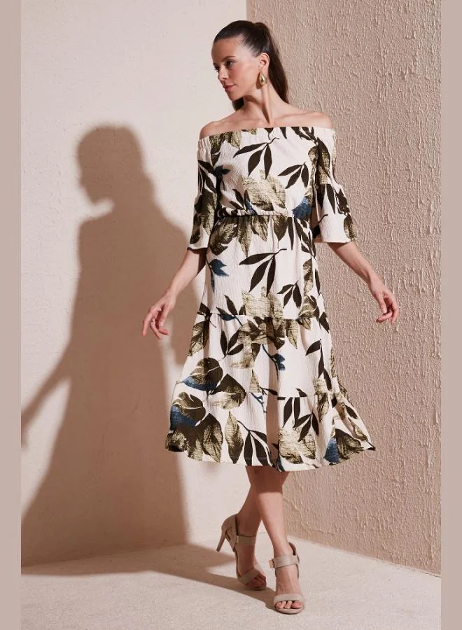 ليلا فستان ميدي بياقة كارمن بنقشة أوراق ليلى للنساء