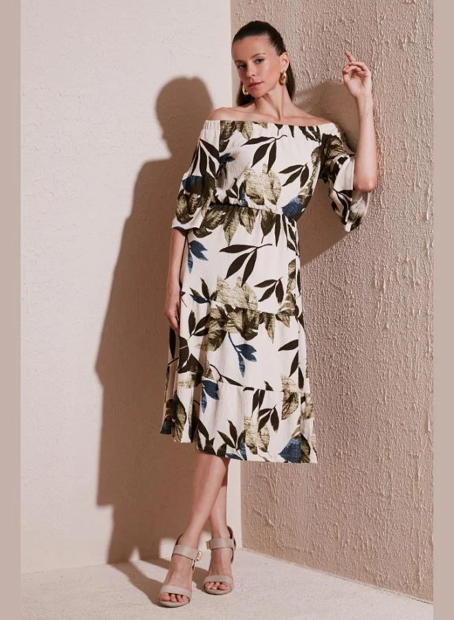 ليلا فستان ميدي بياقة كارمن بنقشة أوراق ليلى للنساء