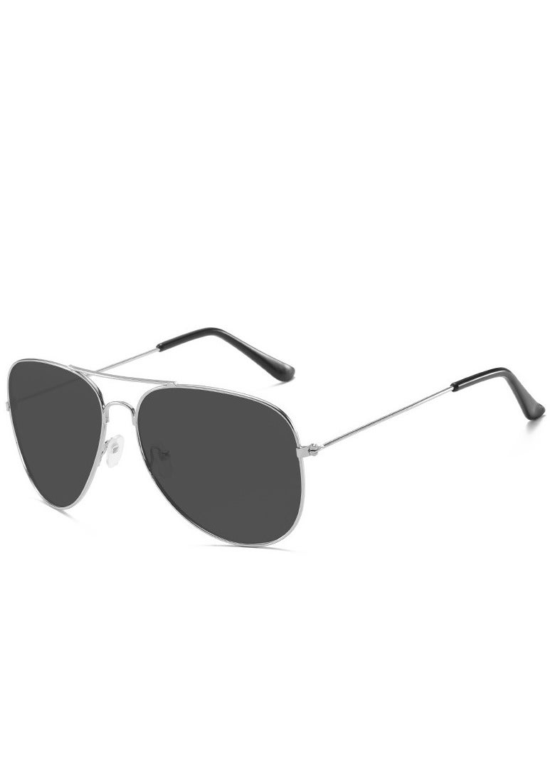 إستيل نظارة شمسية كلاسيكية بإطار AVIATOR نظارات شمسية كلاسيكية بإطار معدني وعدسات نايلون للرجال والنساء مع حماية من الأشعة فوق البنفسجية 400 Frame - (إطار فضي، عدسة رمادية داكنة) - Image 1