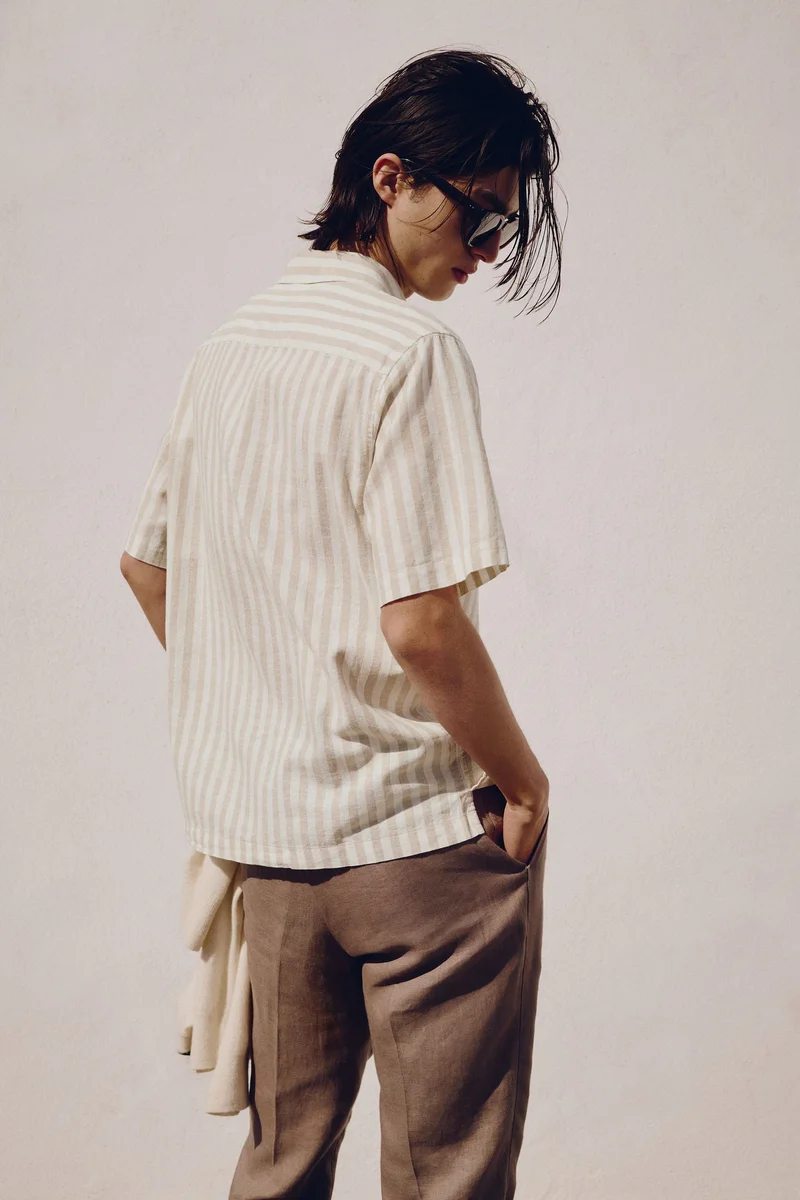 اتش اند ام قميص كتان قصير الأكمام بقصة عادية