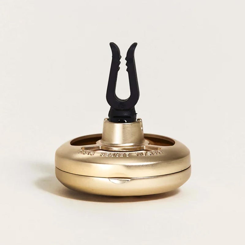 Maison Berger مايزون بيرجر - مجموعة معطر هواء السيارة القابلة لإعادة التعبئة مع مشبك تهوية - 3.1 × 2 × 0.8 بوصة - صنع في فرنسا (لوليتا لمبيكا ساتين جولد) - Image 3