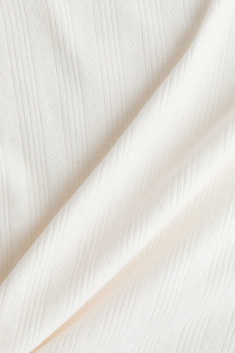 اتش اند ام تي-شيرت محبوك بتفاصيل ثقوب