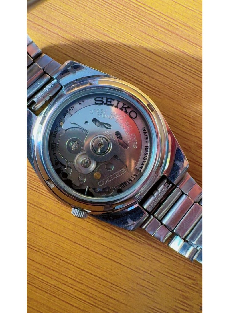 Seiko 5 Automatic 21 Jewels Men's Stainless Steel Watch – Black Dial with Day/Date Display – Pre-Owned (Like New Condition) - Image 4
