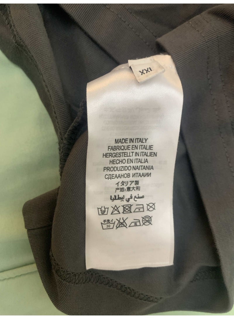تيشيرت كروم هارتس مستعمل رمادي ممزق مع قطع فضية - Image 4