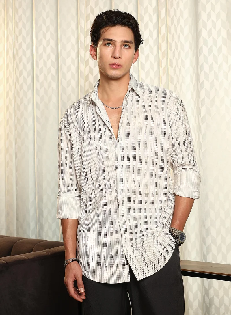 كامبوس سوترا قميص كامبس سوترا رجالي أبيض كريمي بتدرج معدني وطيات | قصة عادية، أكمام كاملة، ياقة مدببة، تصميم موجي | مزيج بوليستر فاخر وقماش مسامي لمناسبات متنوعة