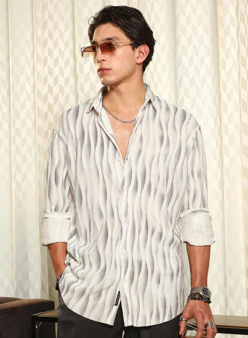 كامبوس سوترا قميص كامبس سوترا رجالي أبيض كريمي بتدرج معدني وطيات | قصة عادية، أكمام كاملة، ياقة مدببة، تصميم موجي | مزيج بوليستر فاخر وقماش مسامي لمناسبات متنوعة
