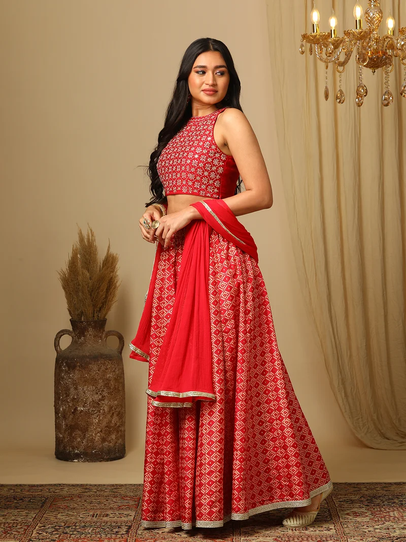 جلو باص طقم نسائي بلوزة بدون أكمام وتنورة وشال مطرز