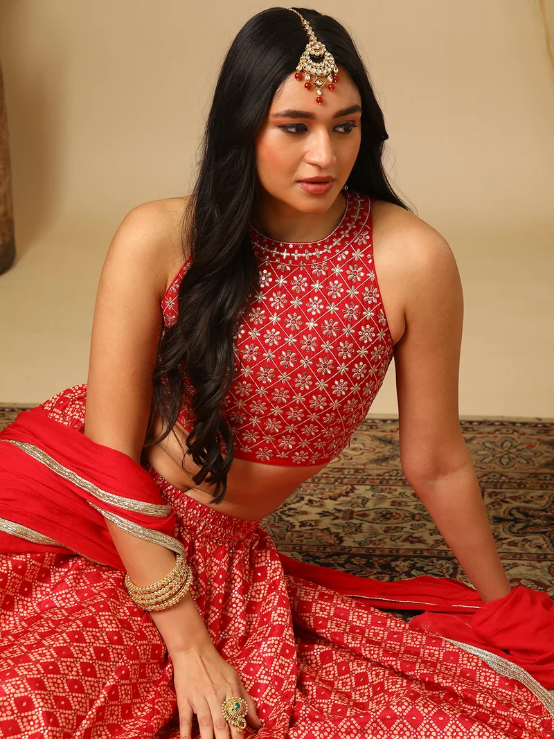 جلو باص طقم نسائي بلوزة بدون أكمام وتنورة وشال مطرز