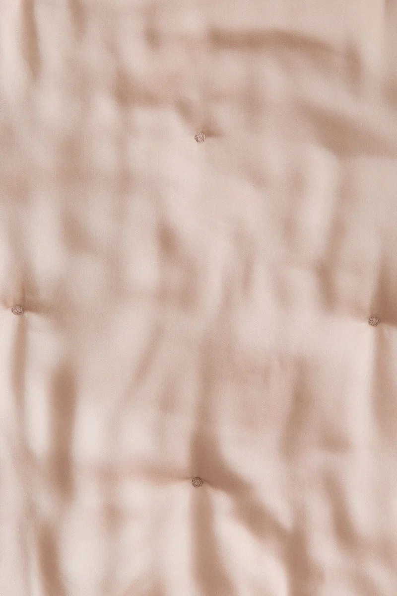 اتش اند ام مفرش سرير مبطّن من الساتان