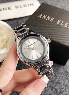 آن كلاين العنوان: "الأناقة الخالدة: ساعة نسائية من Anne Klein 