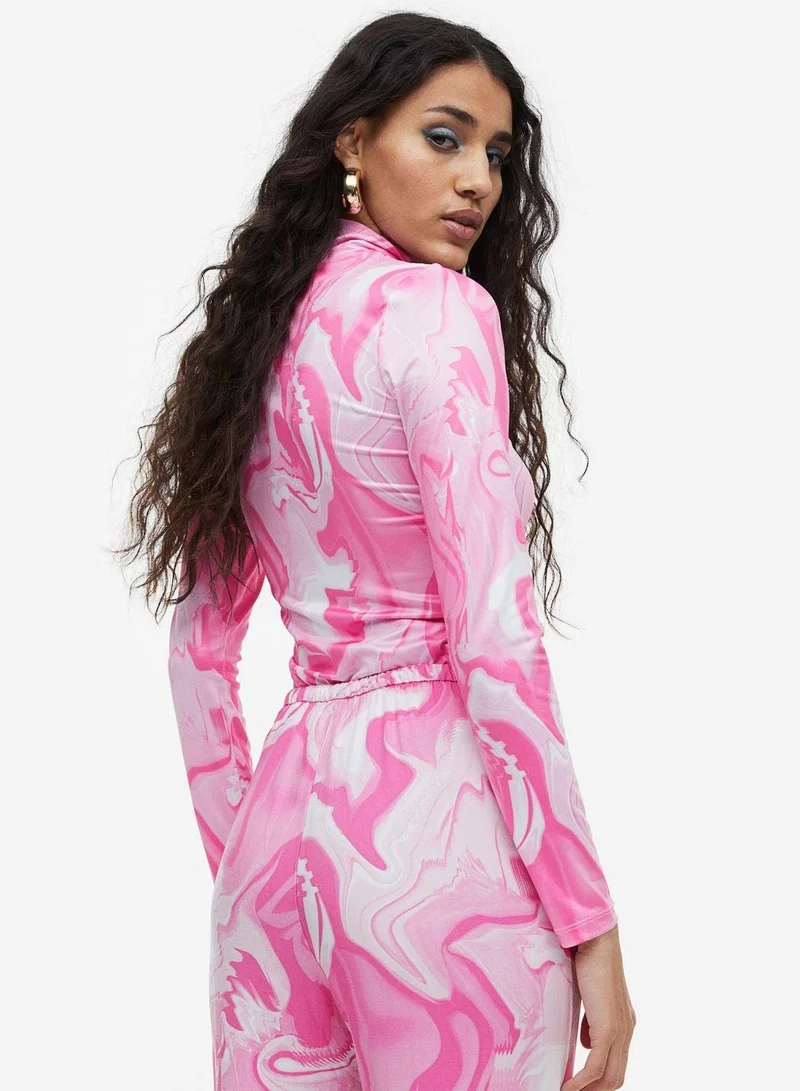 اتش اند ام بلوزة بياقة عالية