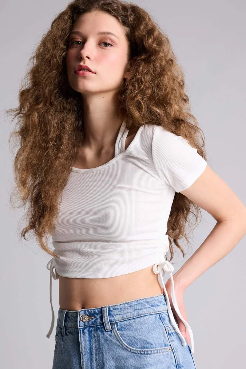 ديفاكتو Fitted Halter Neck Short Sleeve T-Shirt