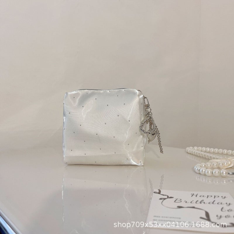 حقيبة مستحضرات تجميل محمولة كبيرة السعة للسفر، من الساتان والكريستال - ألماس أبيض صغير - Image 1