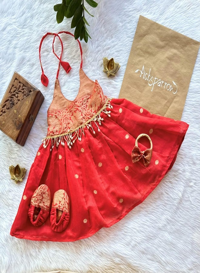 Picksparrow طقم فستان حفل تسمية للبنات الصغيرات من القطن والحرير، بياقة هالتر، مع عصابة رأس وجوارب (مقاسات: 3 أشهر، 6 أشهر، لون أحمر) - Image 4