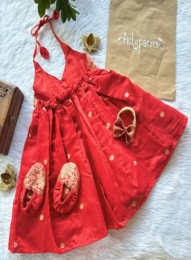 Picksparrow طقم فستان حفل تسمية للبنات الصغيرات من القطن والحرير، بياقة هالتر، مع عصابة رأس وجوارب (مقاسات: 3 أشهر، 6 أشهر، لون أحمر) - Image 2