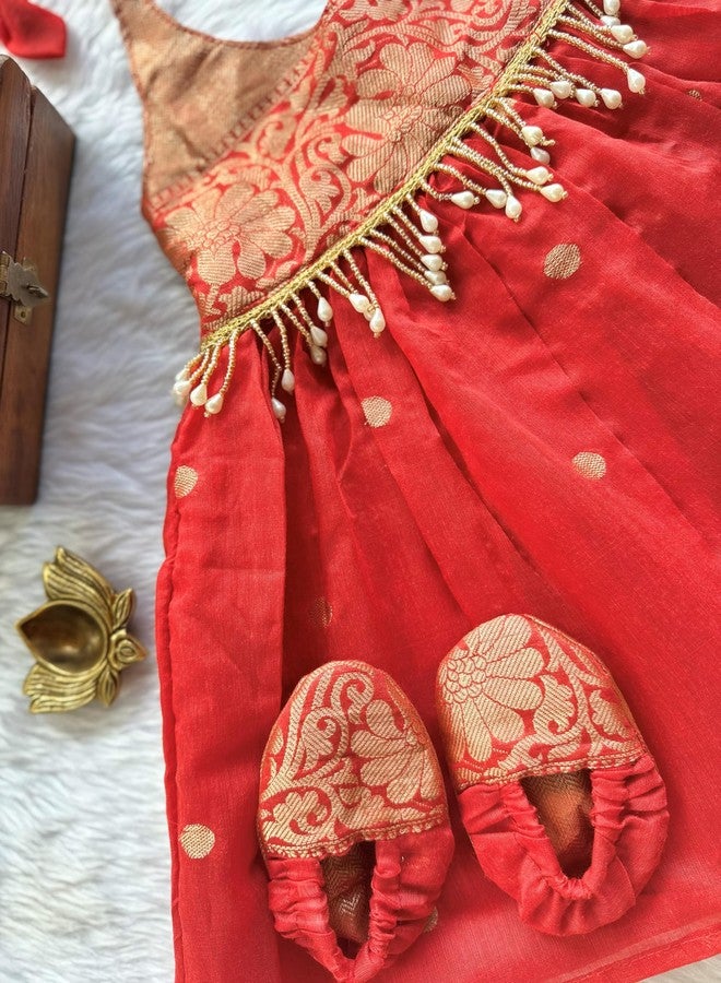 Picksparrow طقم فستان حفل تسمية للبنات الصغيرات من القطن والحرير، بياقة هالتر، مع عصابة رأس وجوارب (مقاسات: 3 أشهر، 6 أشهر، لون أحمر) - Image 3