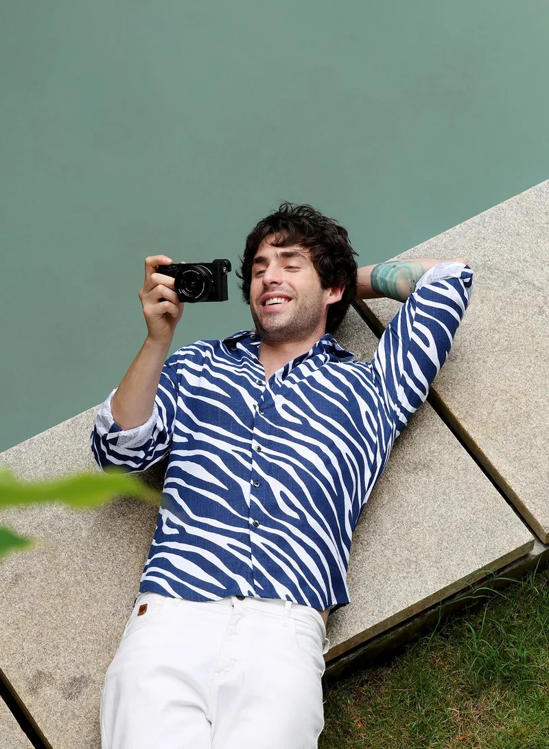 كامبوس سوترا قميص رجالي بطبعة حمار وحشي متباينة