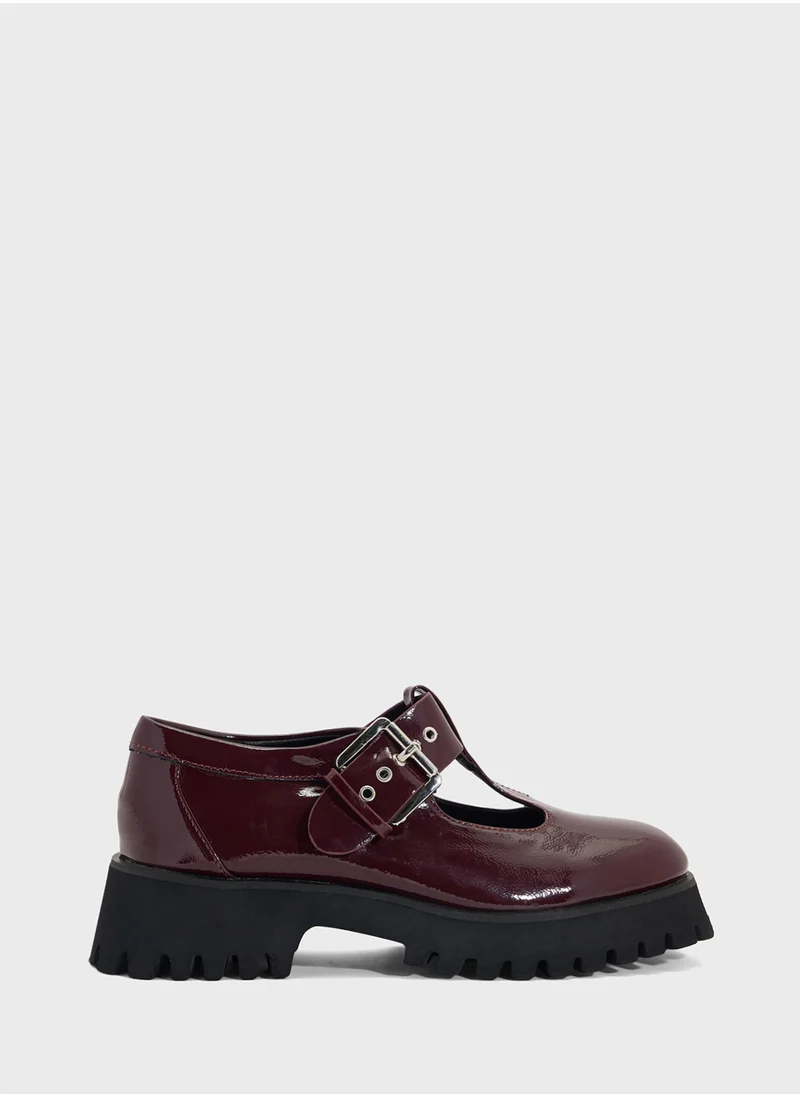 جينجر Chunky Buckle Flat Shoe