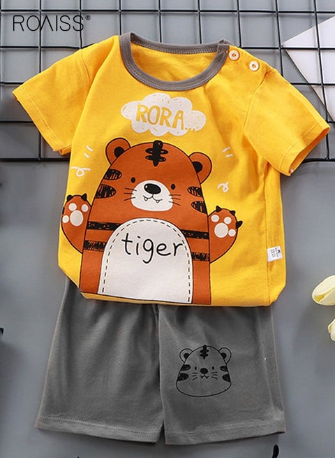طقم تي شيرت وشورت للصبي الصغير، زي أنيق مكون من قطعتين للأولاد الصغار، زي صيفي من القطن مع بلوزة بنقشة كرتونية وشورت بخصر مطاطي، مثالي للارتداء اليومي أو المناسبات المختلفة