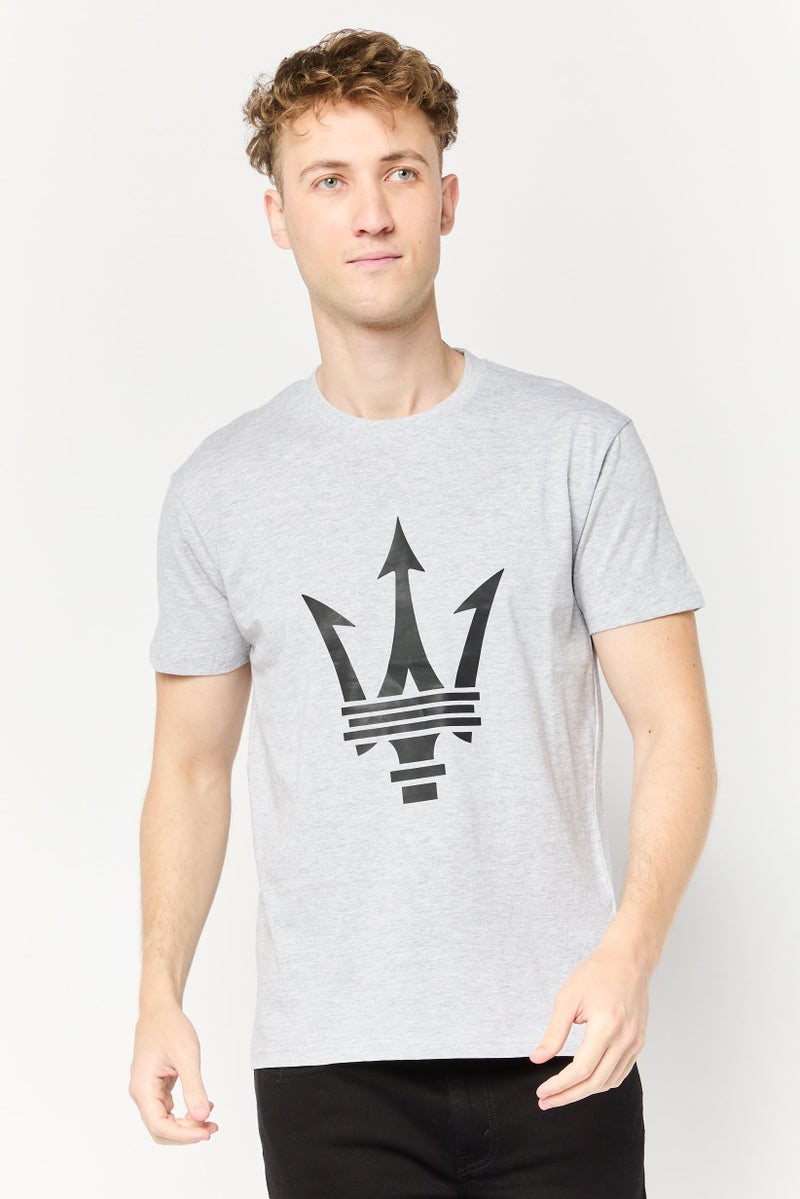 Maserati تي شيرت رجالي بأكمام قصيرة وياقة دائرية بشعار العلامة التجارية، رمادي - Image 1