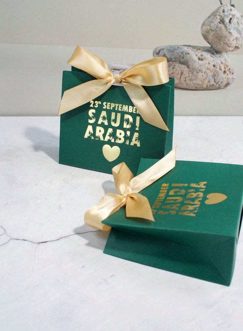 زينة اليوم الوطني 10 علبة كرتونية بلون اخضر مع شريط  من الحرير الذهبي لتوزيعات وهدايا اليوم الوطني - Image 1