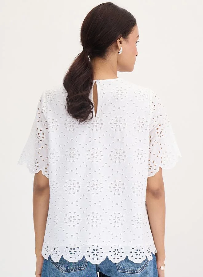 فيميلا بلوزة قطنية بيضاء بتفاصيل شيفلي