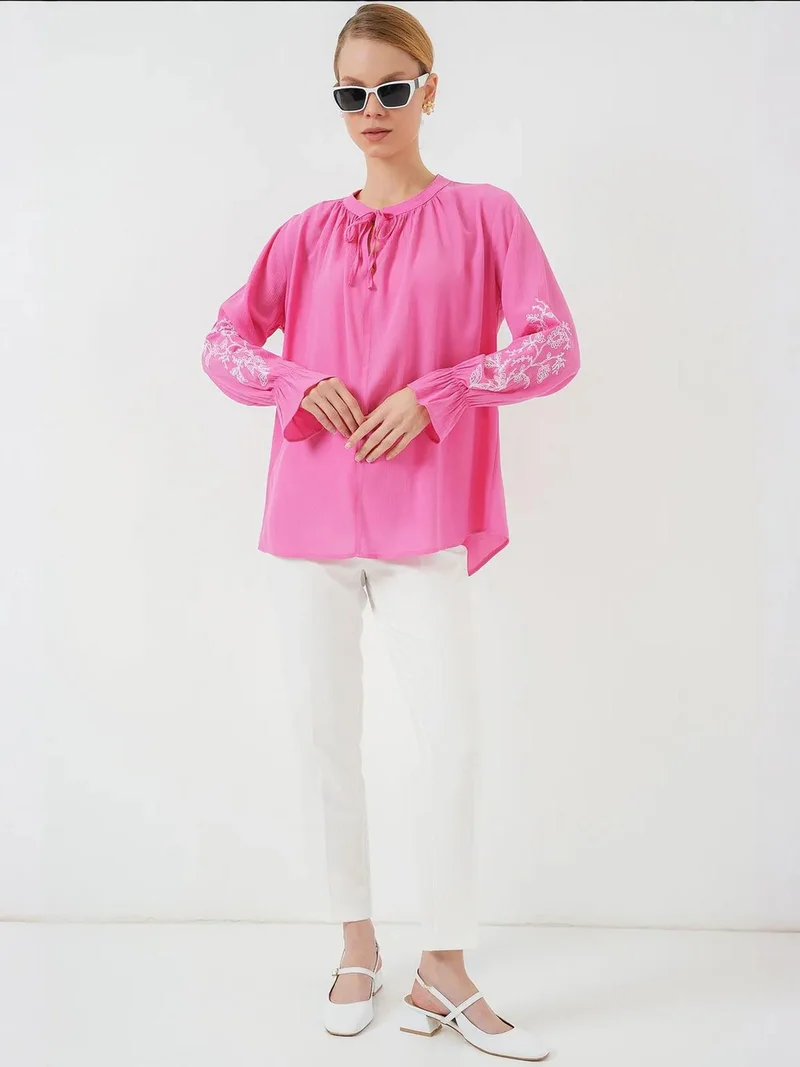 بيغ دارت بلوزة بياقة مستديرة مطرزة مع رباط إغلاق