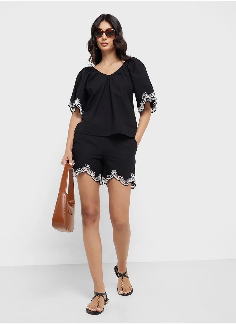 VERO MODA V-Neck Drawstring Detailed Shorts