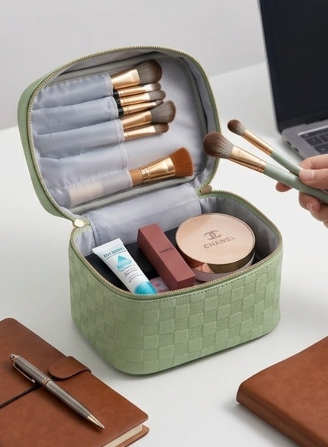 حقيبة مكياج نسائية كبيرة للسفر من جلد PU مقاوم للماء، حقيبة مستحضرات التجميل والأدوات مع عدة جيوب داخلية لتنظيم المكياج والفرش، منظم محمول للمكياج والفرش ومستحضرات التجميل، حقيبة سفر عملية وعصرية للنساء بسعة كبيرة لتخزين المكياج والعطور والأدوات الشخصية (لون بستاج) - Image 2