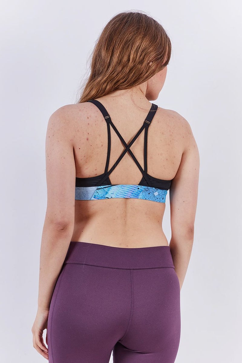 Reebok حمالة صدر رياضية للنساء مبطنة قليلاً بطبعة شاملة، متعددة الألوان - Image 3