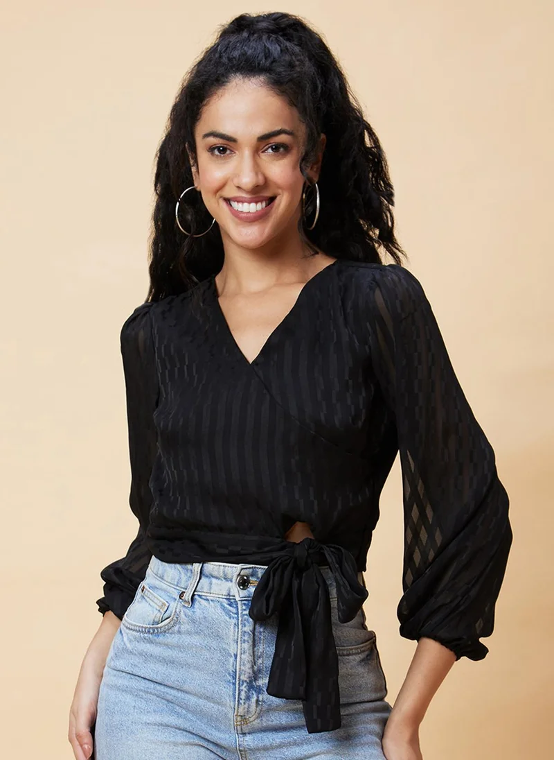 جلو باص بلوزة كروب نسائية مخططة عمودياً مع رباط خصر من جلوبس