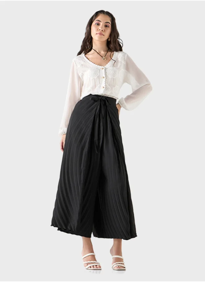 تواكستريمز Embroiderd V-Neck Top
