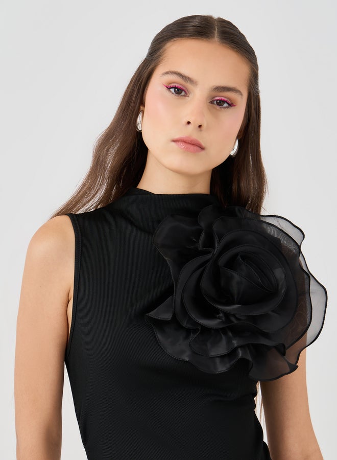 تايك تو توب بدون أكمام سادة مع تفاصيل وردة كورساج - Image 4