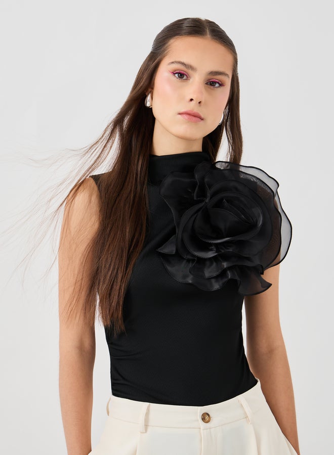 تايك تو توب بدون أكمام سادة مع تفاصيل وردة كورساج - Image 1