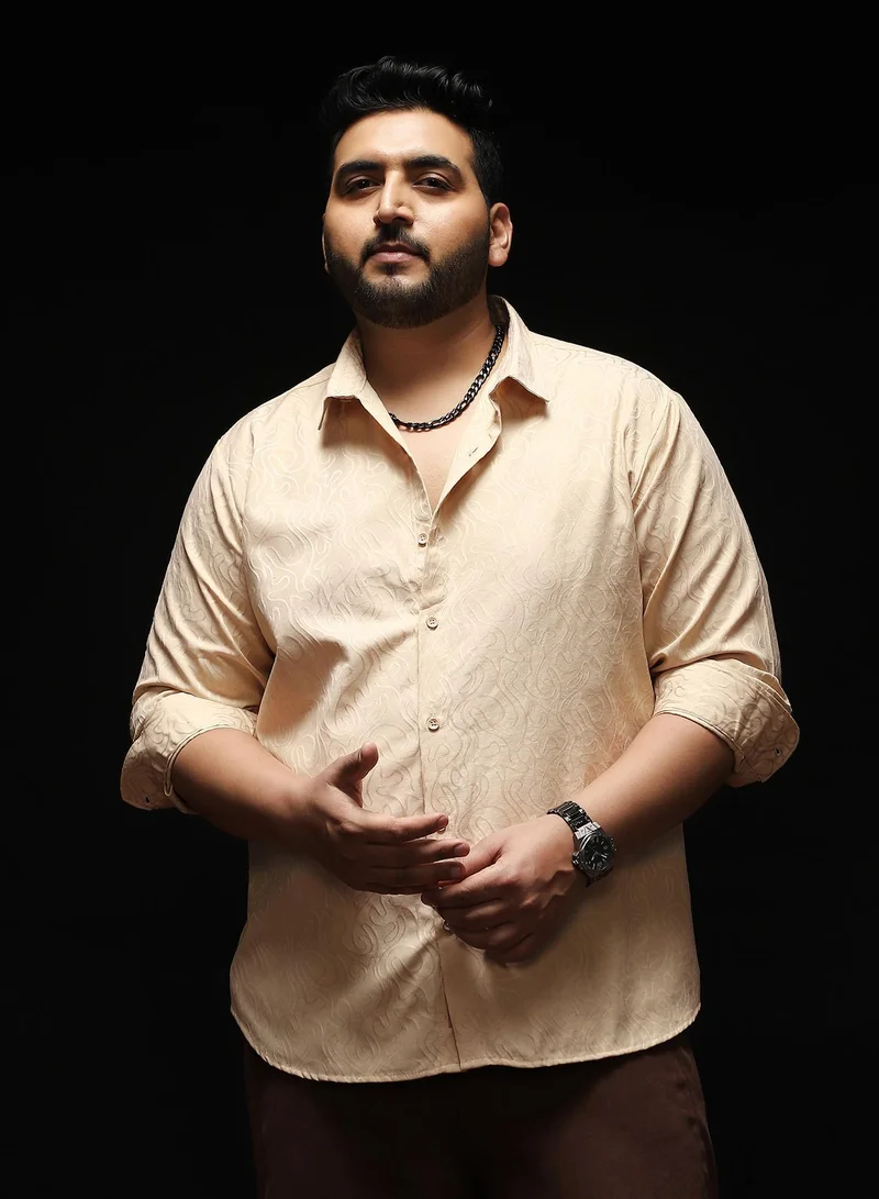 انستافاب بلس قميص رجالي جاكار بتصميم خطوط مجردة بيج فاتح