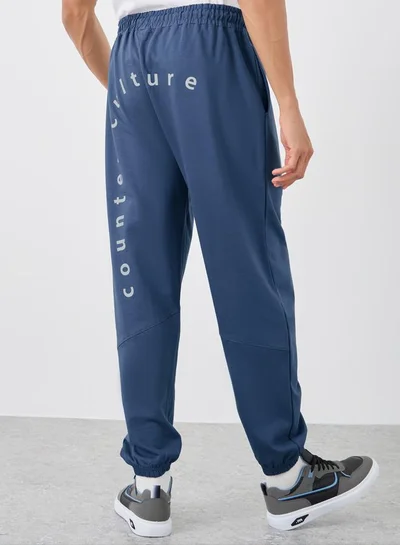 ستايلي بنطلون رياضي فضفاض بطبعة شعار مع رباط