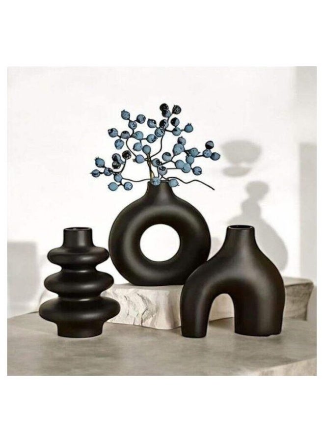 This elegant black vase set consists of 3 matching pieces with a design that combines simplicity and elegance.