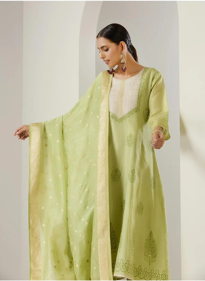 آي شين Green Ethnic Motifs Embroidered Chanderi Silk Anarkali Kurta With Trousers & Dupatta