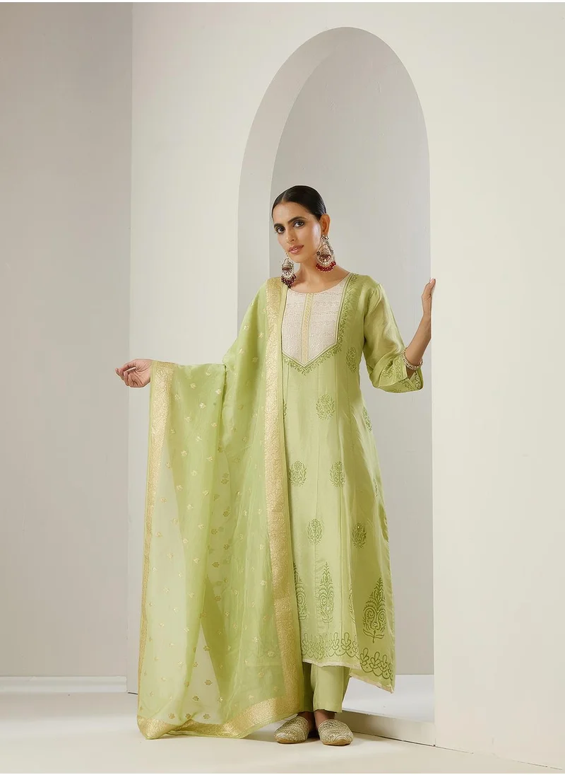 آي شين Green Ethnic Motifs Embroidered Chanderi Silk Anarkali Kurta With Trousers & Dupatta