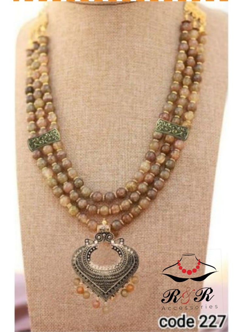 R&R Women's multi-role necklace of brown agate with commas and a golden nickel pendant