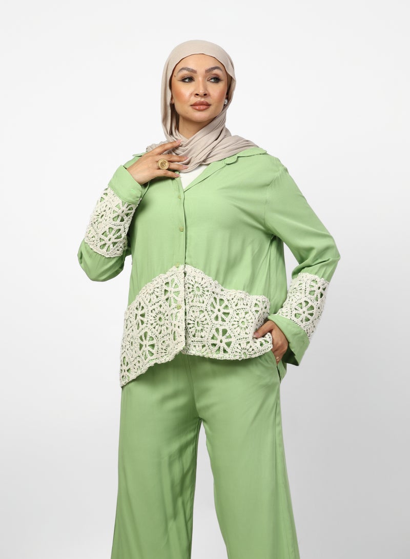 تيما طقم حريمي كاجوال قطعتين بلوزة وبنطلون - تصميم عصري مريح مزين بكنار كروشيه مفرغ - Image 2