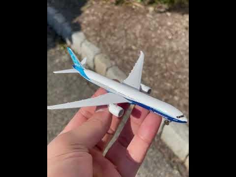 Daron طائرة ديرون بوينغ 777X التجارية بتصميم الشركات باللونين الأبيض والأزرق، نموذج طائرة مصنوعة من المعدن - Image 2