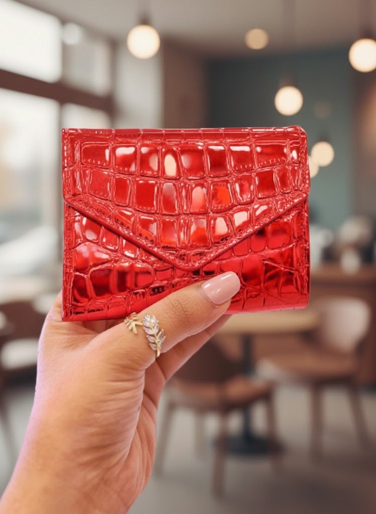 محفظة نسائية فاخرة بنقشة جلد التمساح – تصميم ميني أنيق وصغير الحجم بفتحات متعددة للكروت وجيب للنقود الورقية والعملات المعدنية – خامة جلد متينة لامعة وسهلة الحمل داخل أي شنطة – تنظيم مثالي وراحة يومية في محفظة واحدة مدمجة وعصرية - لون احمر - Image 3
