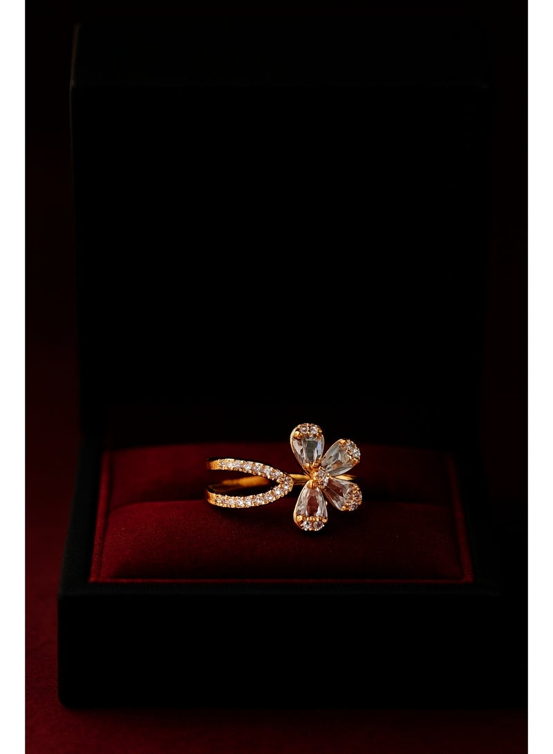 ثري دايموندز خاتم دهبي على شكل وردة – تصميم مفتوح قابل للتعديل بفصوص زيركون شكل دمعة - Image 2