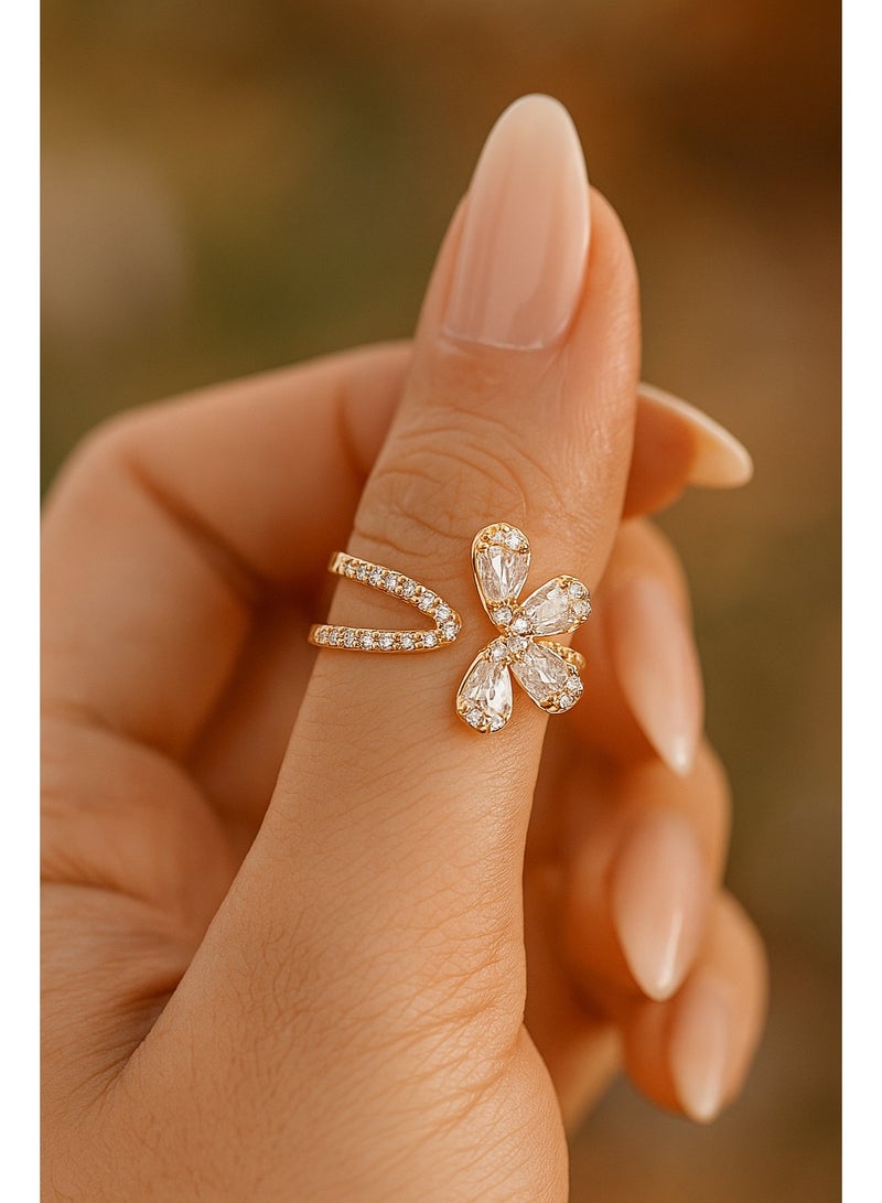 ثري دايموندز خاتم دهبي على شكل وردة – تصميم مفتوح قابل للتعديل بفصوص زيركون شكل دمعة - Image 3