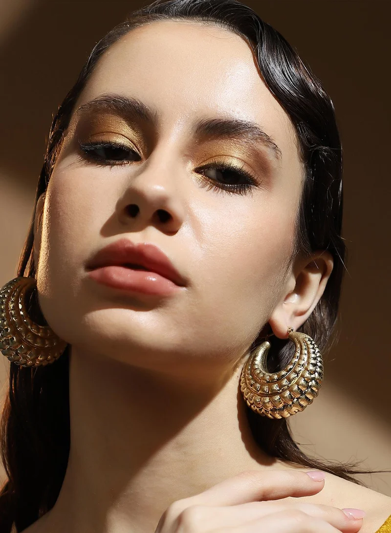 سوهي SOHI Women's The Chunky-Dotted Hoop Earrings For Casual Wear | California  Colour | Alloy Material | Hinge Closure | Metallic Earrings | Hoop Earrings For Women & Girls